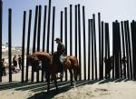 Ogromne pieniądze kosztuje mur na granicy  z Meksykiem  (na zdjęciu  w Kalifornii) 
