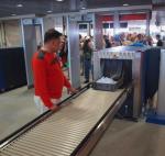 Opozycyjni radni domagają się dymisji marszałka Adama Struzika (na zdjęciu testuje urządzenia bezpieczeń-stwa na lotnisku w Modlinie) 