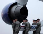 Szczątki jednego z żołnierzy USA w drodze z Afganistanu do domu