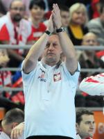 Michael Biegler ma 52 lata, został trenerem reprezentacji Polski we wrześniu 2012 roku. Od 1993 do 1996 roku był asystentem selekcjonera reprezentacji Niemiec. Później prowadził kluby w Bundeslidze, nie były to jednak wielkie firmy: z SG Hameln wywalczył mistrzostwo Niemiec w 2000 r.