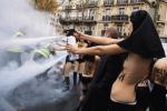 Ukraiński Femen w listopadzie 2012 r. zaatakował katolicką demonstrację paryżan gazem 