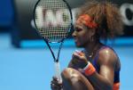 Serena Williams idzie przez turniej z przygodami – najpierw skręcona kostka, potem cios  w szczękę własną rakietą