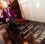 Ciało prymasa złożono  w sarkofagu  w podziemiach katedry 