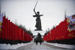 70 lat temu kończyły się zmagania pod Stalingradem, które zdaniem wielu historyków przesądziły o losach II wojny światowej. Szlak, prowadzący do 85-metrowego pomnika ucieleśniającego radziecką ojczyznę, został rocznicowo udekorowany. We wnętrzu Kurhanu Mamaja, na którego szczycie umieszczono pomnik w 1959 roku, spoczywa ponad 34 tys. żołnierzy Armii Czerwonej, którzy polegli w walkach. 
