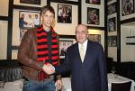 Bartosz Salamon i dyrektor sportowy Milanu  Adriano Galliani chwilę po podpisaniu umowy