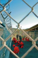 Pomarańczowe mundury więźniów stały się najbardziej rozpoznawalnym symbolem amerykańskich dylematów  w kwestii praw człowieka i obrony racji stanu 