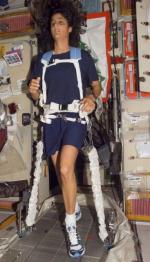 Astronauci podczas ćwiczeń fizycznych muszą być przypięci pasami 