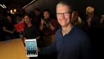 Tim Cook, szef Apple,a, prezentuje iPada mini  