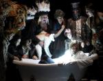 Sambor Dudziński jako Jim Morrison (w wannie) w opolskim Teatrze Lalek i Aktora 