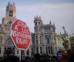 „Zatrzymać morderstwa Rajoya” głosi plakat w czasie jednej z coraz liczniejszych akcji protestacyjnych 