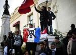 Precz z rządem, precz z Francją! – skandowali demonstranci w Tunisie.