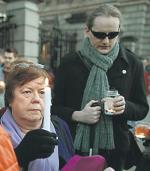 Krewni ofiar protestują przed irlandzkim parlamentem