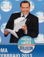 Silvio Berlusconi przemawia na wiecu wyborczym swej partii Lud Wolności
