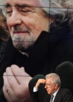 Mario Monti, ustępujący premier Włoch,  w czasie debaty telewizyjnej na tle plakatu komika Beppe Grillo