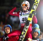 Kamil Stoch na ramionach kolegów. Kolejną medalową szansę będą mieli już razem, w sobotę, w konkursie drużynowym