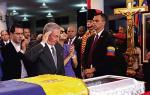 Raul Castro, prezydent Kuby, przy trumnie Chaveza 
