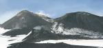 Żar spod ziemi wytapia śnieg w szczytowych partiach wulkanu 