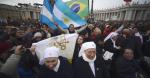 Wierni witają papieża na placu św. Piotra. Szczególnie wiele widać było flag argentyńskich