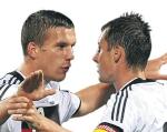 Lukas Podolski (z lewej) i Miroslav Klose  urodzili się w Polsce, ale grają w reprezentacji Niemiec