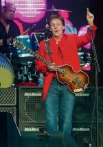 Paul McCartney podczas koncertu w Pradze w 2004 r.
