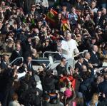 W trakcie przejazdu przez plac św. Piotra papież zatrzymał się przy sparaliżowanym mężczyźnie i go pobłogosławił. Tłum zareagował oklaskami