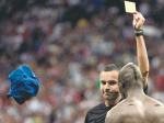 1. miejsce - Sport, zdjęcie pojedyncze: W czasie meczu Włochy–Niemcy w półfinale Euro 2012 Mario Balotelli został ukarany za zdjęcie koszulki. Udało mi się uchwycić moment, w którym sędzia wręcza mu żółtą kartkę, a w kadrze pojawia się ta koszulka.
