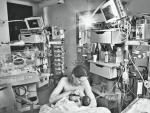1. miejsce - Przyroda, zdjęcie pojedyncze: Zdjęcie przedstawia pierwszy kontakt matki ze swoim dzieckiem na oddziale intensywnej terapii neonatologii, trzy godziny po skomplikowanym porodzie. Na zdjęciu jest moja żona i córka.