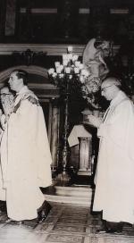Kardynał Jorge Bergoglio (w środku) był w latach 70. prowincjałem jezuitów w Argentynie. Ten okres jego życia budzi spory 