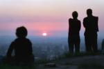 Miłośnicy astronomii oglądają wschód słońca z kopca Kraka 