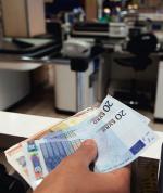 Tylko 32 proc. Polaków chce, by Polska przyjęła wspólną europejską walutę 