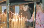 Wnętrze kościoła oświetlają płomyki setek świec