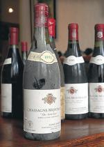 Największą wartość inwestycyjną mają wina francuskie  z regionu Bordeaux  i Burgundii.  Na zdjęciu butelki Chassagne-Montrachet Clos Saint Jean z kilku roczników