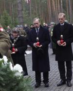 Bogdan Zdrojewski, minister kultury,  rok temu zapowiedział, że pomnik powstanie  na trzecią rocznicę katastrofy.  Nie ma na to jednak szans