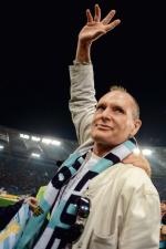 „Zjawa z twarzą starca”: Paul Gascoigne  macha widzom w przerwie meczu  Lazio – Tottenham w listopadzie ubiegłego roku