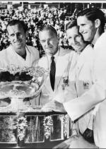 Harry Hopman (w środku) i jego wychowankowie, od lewej: Neale Fraser, Rod Laver  i Roy Emerson. Sydney, 21 grudnia 1961. Australia wygrała Puchar Davisa