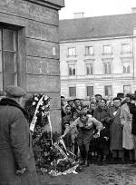 26 marca 1958 roku: wieniec od Pomarańczarni złożony pod Arsenałem