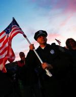 Radość Bostonu – policjant podczas spontanicznej demonstracji po ujęciu Carnajewa. 