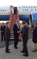 John Kerry  (w środku) przyleciał wczoraj  do Brukseli. Przekonywał, że porozumienie unijno-amerykańskie będzie miało wpływ  na cały świat 