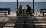 Wielu Greków nie stać na nic więcej jak tylko partię szachów nad morzem 