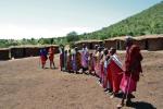 Wioska Masajów opodal Masai Mara. Wódz (uważa się za chrześcijanina)  i jego żony z dziećmi 