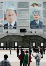 Władimir Putin i Achmat Kadyrow: wieczna przyjaźń  na fasadzie centrum sportowego