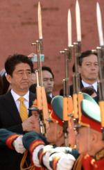 Premier Shinzo Abe witany z honorami w Moskwie