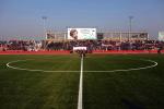 Lew Pandższiru w witrynach sklepów, za szybami samochodów... Tu na stadionie w Ghazni