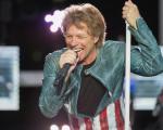 Lider grupy Jon Bon Jovi na estradzie zawsze jest uśmiechnięty, zdjęcie z obecnej trasy koncertowej po Europie