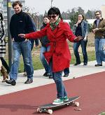 Pracownicy Young Digital Planet wyruszają na wspólny spacer. Na longboardzie Olga Nerc z działu marketingu 