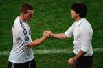 Lukas Podolski, Joachim Löw: męski uścisk dłoni