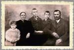 Juan Szychowski po prawicy ojca. Zdjęcie rodzinne z roku 1900 