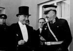Ojciec tureckiego republikanizmu  Mustafa Kemal Atatürk (z lewej)