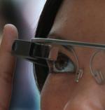 Nad prawym okiem użytkownika Google Glass umieszczono ekran wyświetlający informacje