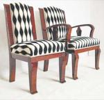 Krzesło i fotel z kompletu mebli do jadalni w stylu Art Deco. Całość składająca się z kilkunastu części kosztuje  150 tys. zł. 